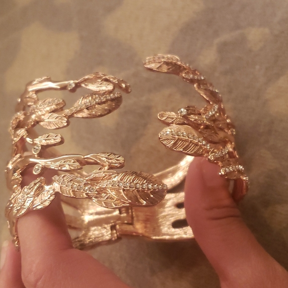 Rose gold color cuff with leaf design - Picture 5 of 5